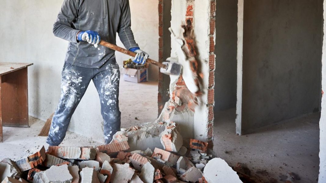 un-barbat-din-franta-si-a-demolat-casa-ca-sa-scape-de-romanii-care-au-ocupat-o-ilegal-erau-tot-mai-multi-si-sustineau-ca-e-a-lor-1059484