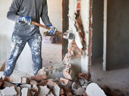 Gest extrem în Franța: un proprietar și-a distrus locuința pentru a-i evacua pe ocupanții ilegali