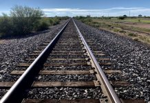 Un automobil a fost lovit de tren după ce a pătruns pe șine, pe tronsonul Ocnița–Vălcineț