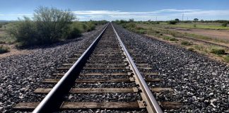 Un automobil a fost lovit de tren după ce a pătruns pe șine, pe tronsonul Ocnița–Vălcineț