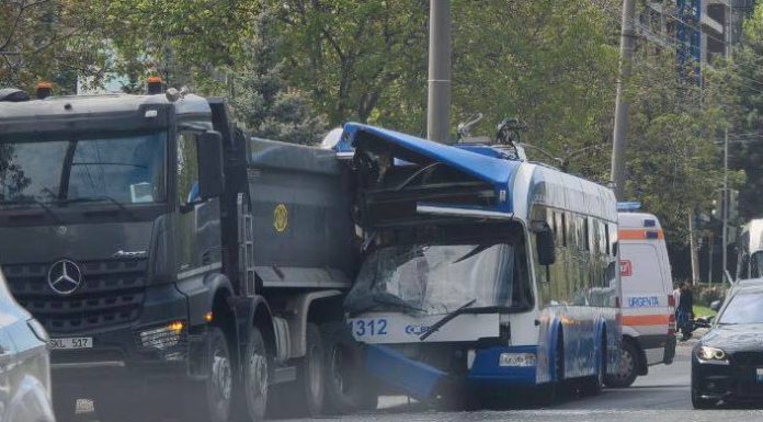 Troleibuz implicat într-un accident pe Alba Iulia: mai mulți pasageri au avut nevoie de îngrijiri