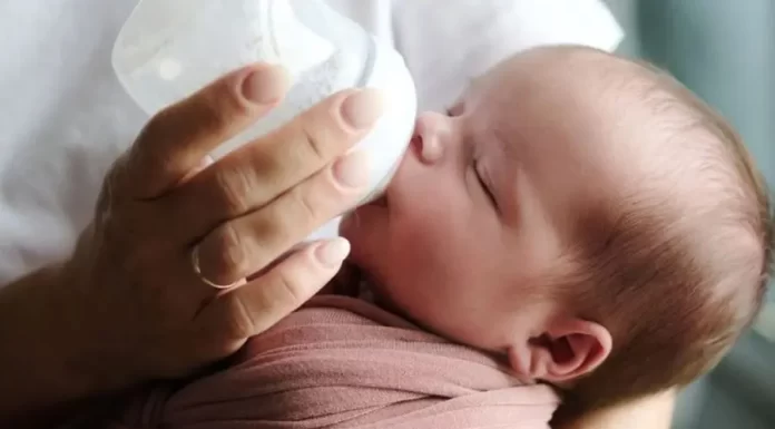 Nestlé și Danone, vizate de acuzații privind gestionarea retragerii unor formule de lapte praf contaminate