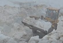Deszăpezirea Transfăgărășanului a ajuns în cea mai dificilă etapă: Utilajele luptă cu nămeți de peste 5 metri