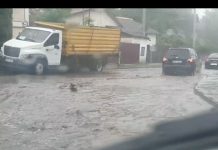 Avarie la o conductă termică îngreunează traficul pe strada Testemițanu din Chișinău