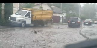 Avarie la o conductă termică îngreunează traficul pe strada Testemițanu din Chișinău