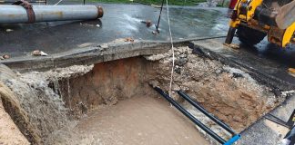 Autoritățile: apa de pe carosabilul str. Inculeț este cauzată de o avarie la termoficare