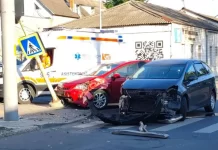 Accident în centrul Chișinăului: două automobile s-au ciocnit, iar un semafor a fost avariat