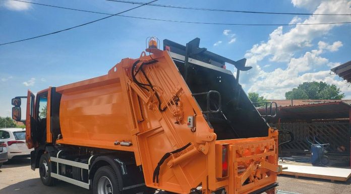 Investiții în gestionarea deșeurilor: încă 4 autospeciale pentru Chișinău au fost expediate de la producător