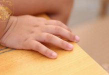 Oroare într-o familie: Fetiță abuzată de tatăl vitreg, cu complicitatea mamei. Ambii au fost condamnați la închisoare