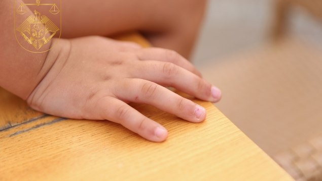Oroare într-o familie: Fetiță abuzată de tatăl vitreg, cu complicitatea mamei. Ambii au fost condamnați la închisoare