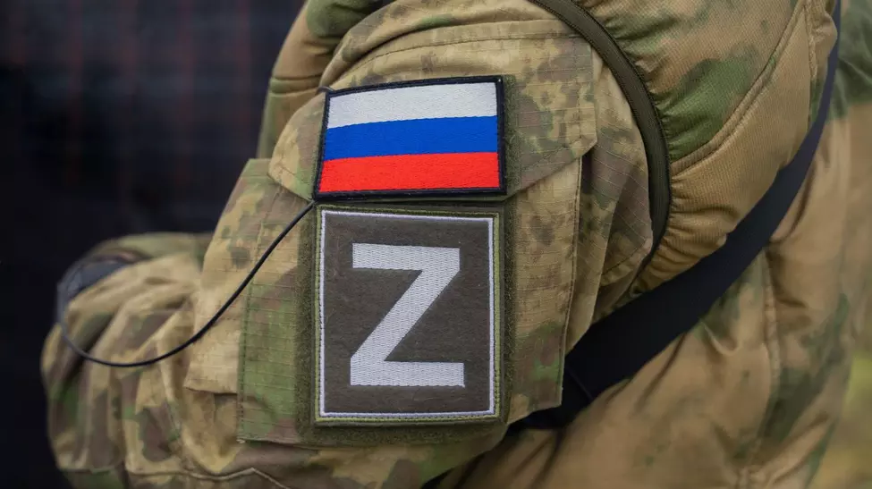 soldat-purtand-simbolul-z-al-invaziei-ruse-in-ucraina--imagine-cu-caracter-ilustrativ-foto-profimedia-e1778772791359
