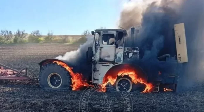 Flăcări și explozii de anvelope: un tractor a luat foc pe câmp