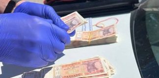 Dosar penal pentru corupere activă: un bărbat este acuzat că ar fi plasat bani într-o mapă a unui polițist pentru a evita sancțiuni