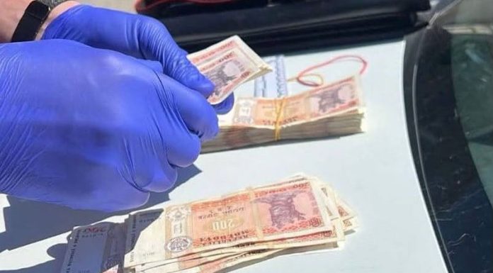 Dosar penal pentru corupere activă: un bărbat este acuzat că ar fi plasat bani într-o mapă a unui polițist pentru a evita sancțiuni