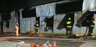 Foc violent pe strada Mihail Sadoveanu: depozit cu materiale pentru mobilier, mistuit de incendiu