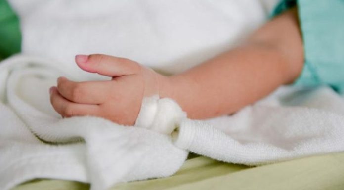 O fetiță de 10 luni s-a ars la mâini după ce a atins un cuptor încins. Copila a ajuns la spital