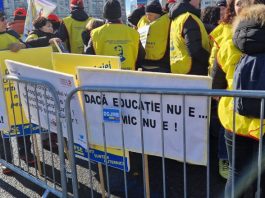 Aproximativ 20.000 de profesori protestează la București împotriva noii legi a salarizării