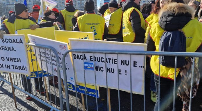 Aproximativ 20.000 de profesori protestează la București împotriva noii legi a salarizării