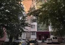 Acoperișul unui bloc de la Ciocana intră în reparație: Au început lucrările pe strada Aleco Russo