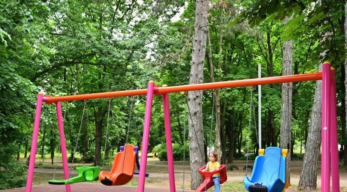 Chișinăul continuă modernizarea spațiilor publice: teren de joacă nou în sectorul Pandurilor