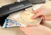 Femeie amendată cu 95.000 de lei la Chișinău după ce a ascuns 20.000 de euro la vamă