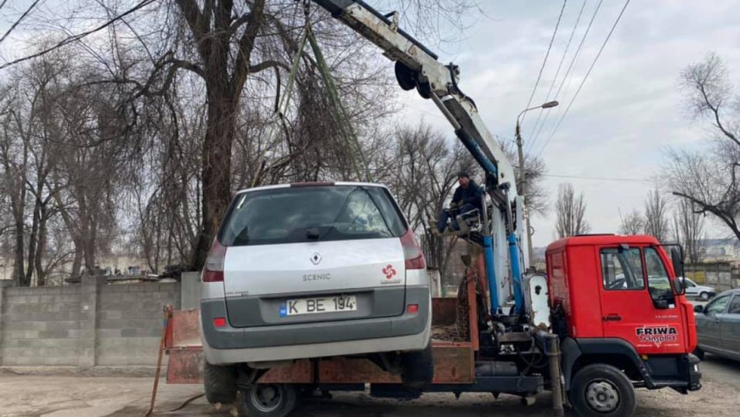a-inceput-operatiunea-de-evacuare-a-masinilor-abandonate-din-chisinau-146374