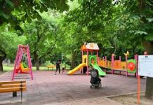 Primăria anunță finalizarea lucrărilor de reabilitare a unui teren de joacă de pe strada Independenței