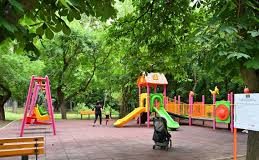 Primăria anunță finalizarea lucrărilor de reabilitare a unui teren de joacă de pe strada Independenței