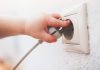 Fetiță de 9 ani, electrocutată în timp ce își încărca telefonul într-o gospodărie din raionul Râbnița