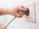 Fetiță de 9 ani, electrocutată în timp ce își încărca telefonul într-o gospodărie din raionul Râbnița