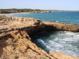 Tragedie pe o plajă din Catalonia: Trei adolescenți au murit după ce au sărit în mare de pe stânci