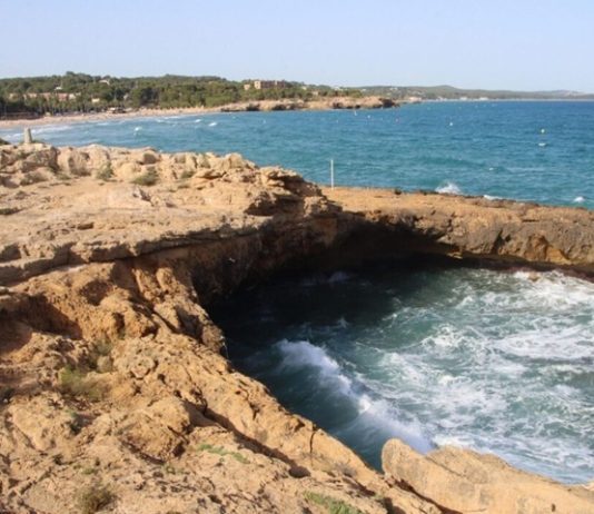 Tragedie pe o plajă din Catalonia: Trei adolescenți au murit după ce au sărit în mare de pe stânci