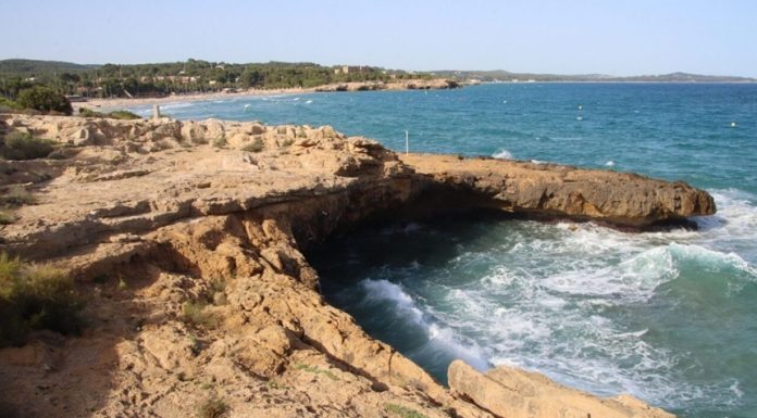 Tragedie pe o plajă din Catalonia: Trei adolescenți au murit după ce au sărit în mare de pe stânci