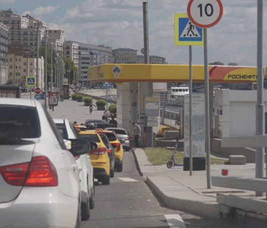 Lipsa benzinei afectează zeci de regiuni din Rusia: autoritățile caută soluții pentru a stabiliza piața carburanților