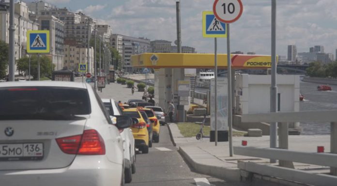 Lipsa benzinei afectează zeci de regiuni din Rusia: autoritățile caută soluții pentru a stabiliza piața carburanților