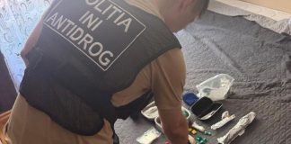 „Sare” de peste 100.000 de lei, scoasă din circuit de oamenii legii. Doi bărbați, arestați la Chișinău