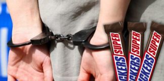 A amenințat vânzătoarea cu un cuțit pentru 157 de lei și trei ciocolate. Bărbatul, condamnat la închisoare