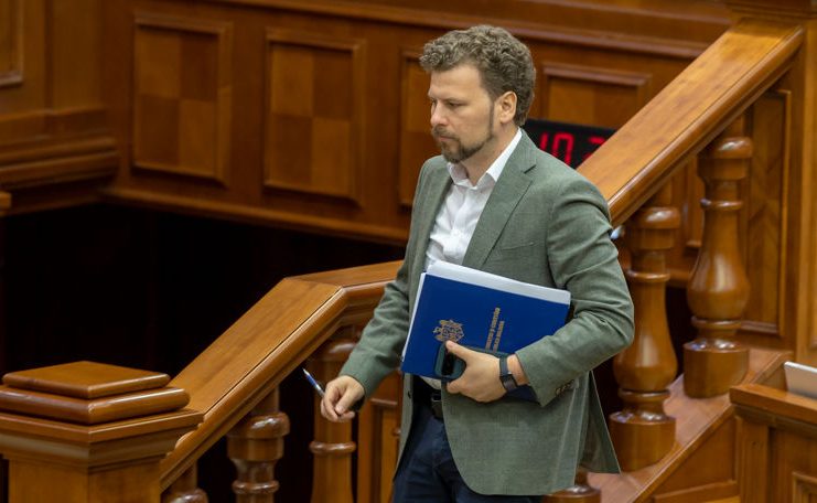 Reforma „Restart în educație”, aprobată în prima lectură de Parlament. Opoziția critică preluarea școlilor de către Guvern