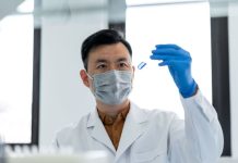 Universitate din China, în centrul unui scandal după moartea unei fetițe implicate într-un experiment genetic