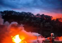 A sunat la pompieri înainte să-și incendieze mașina, apoi a filmat totul pentru TikTok