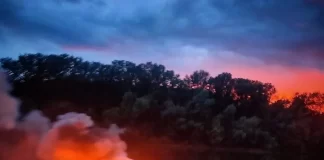 A sunat la pompieri înainte să-și incendieze mașina, apoi a filmat totul pentru TikTok