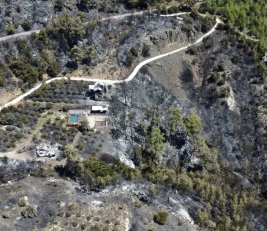Incendii devastatoare în Turcia: sute de persoane evacuate, zeci de case distruse și obiective turistice închise