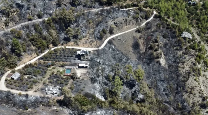 Incendii devastatoare în Turcia: sute de persoane evacuate, zeci de case distruse și obiective turistice închise