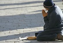 Zece persoane, amendate pentru cerșetorie în Chișinău. Unele ar fi simulat dizabilități