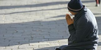 Zece persoane, amendate pentru cerșetorie în Chișinău. Unele ar fi simulat dizabilități
