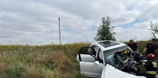 Depășire riscantă, urmată de un impact în lanț pe R2: un microbuz s-a răsturnat, iar trei persoane au fost rănite