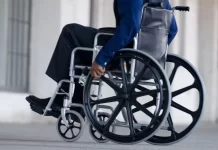 Un tânăr de 19 ani, surprins în timp ce ar fi cerșit folosind un scaun cu rotile