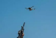 A încercat să doboare dronele cu pușca. Un pensionar rus, amendat cu 40.000 de ruble