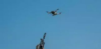 A încercat să doboare dronele cu pușca. Un pensionar rus, amendat cu 40.000 de ruble
