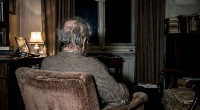 Caz neobișnuit anchetat de poliție: un pensionar a fost găsit mort în locuință, într-o stare avansată de descompunere